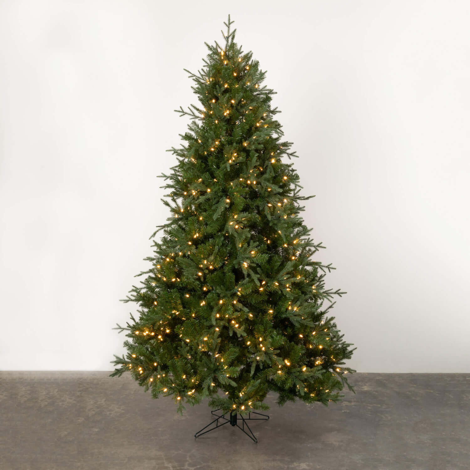 7.5&#39; LIGHTED NATURAL PINE TREE