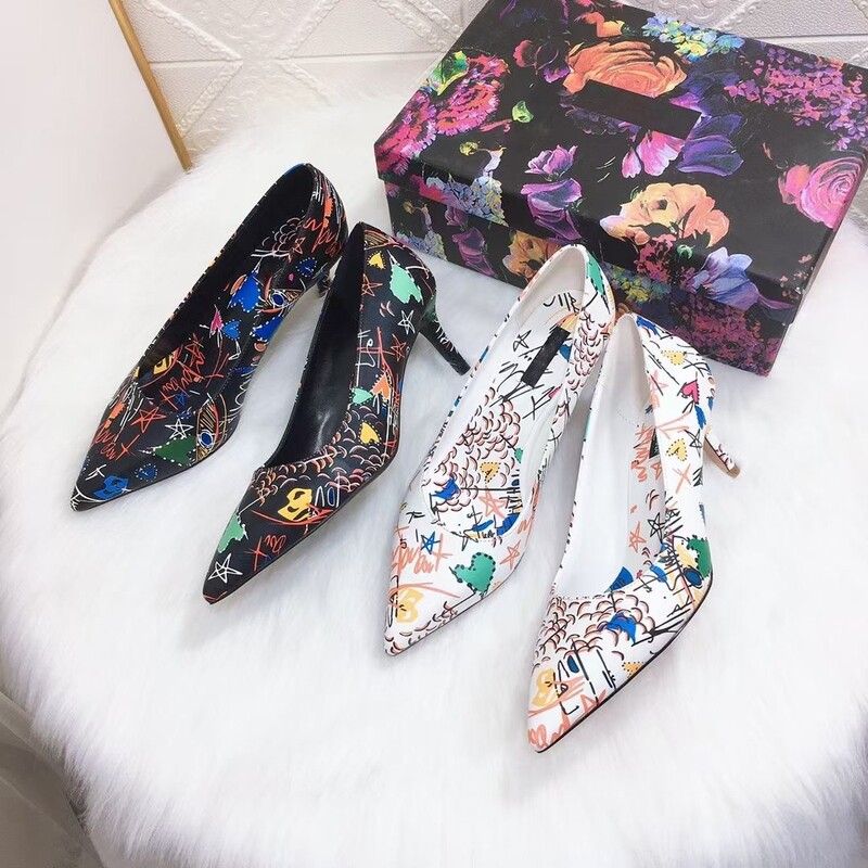 Stylist and medium heel