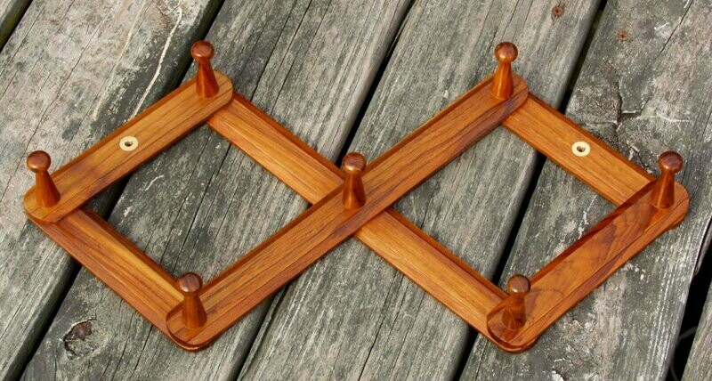 Collapsable Teak Pegs
