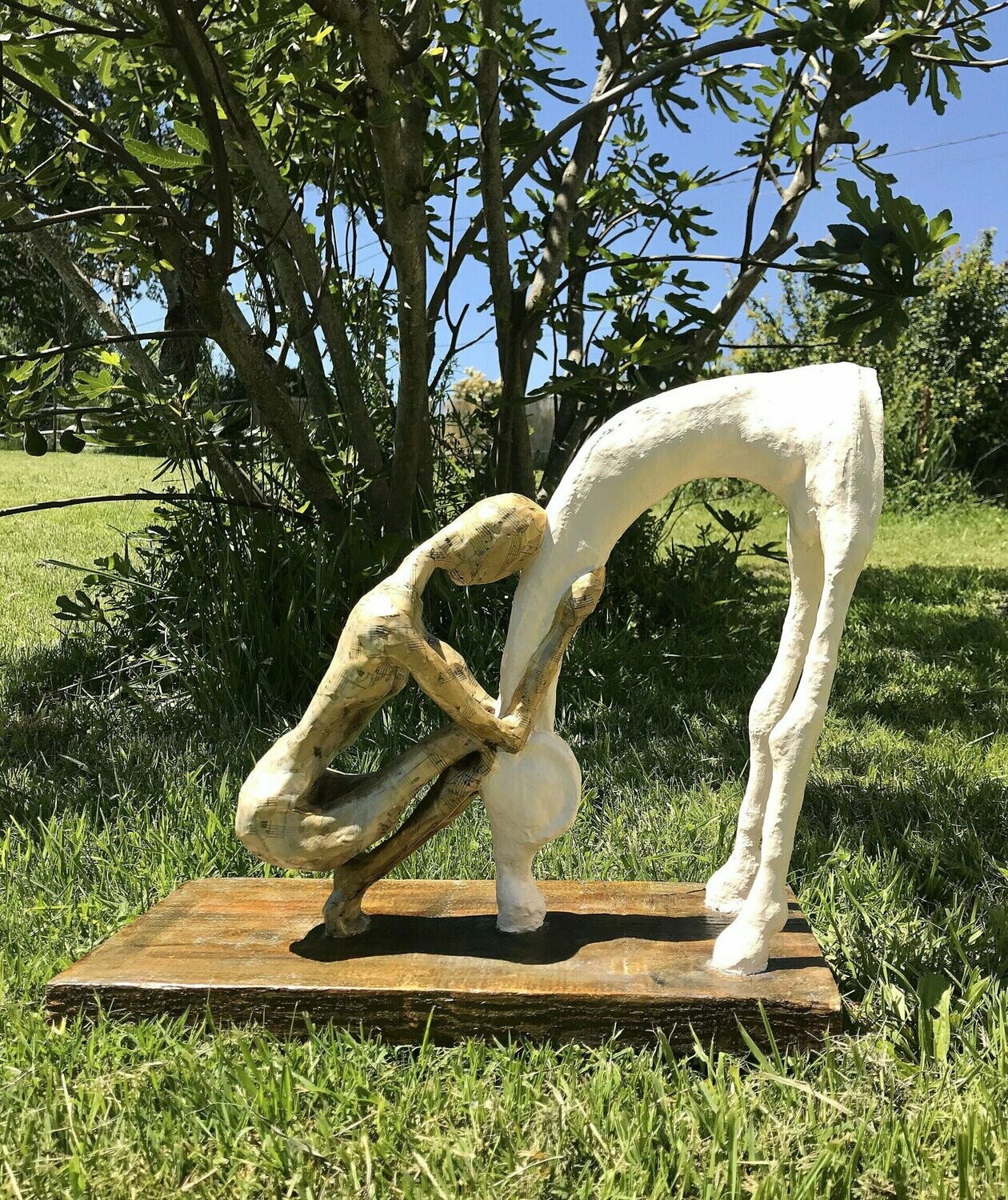 Sculpture de 46cm de long x 37cm de haut. sur support bois.
Technique divers, métal, résines, pigments naturels, collages.