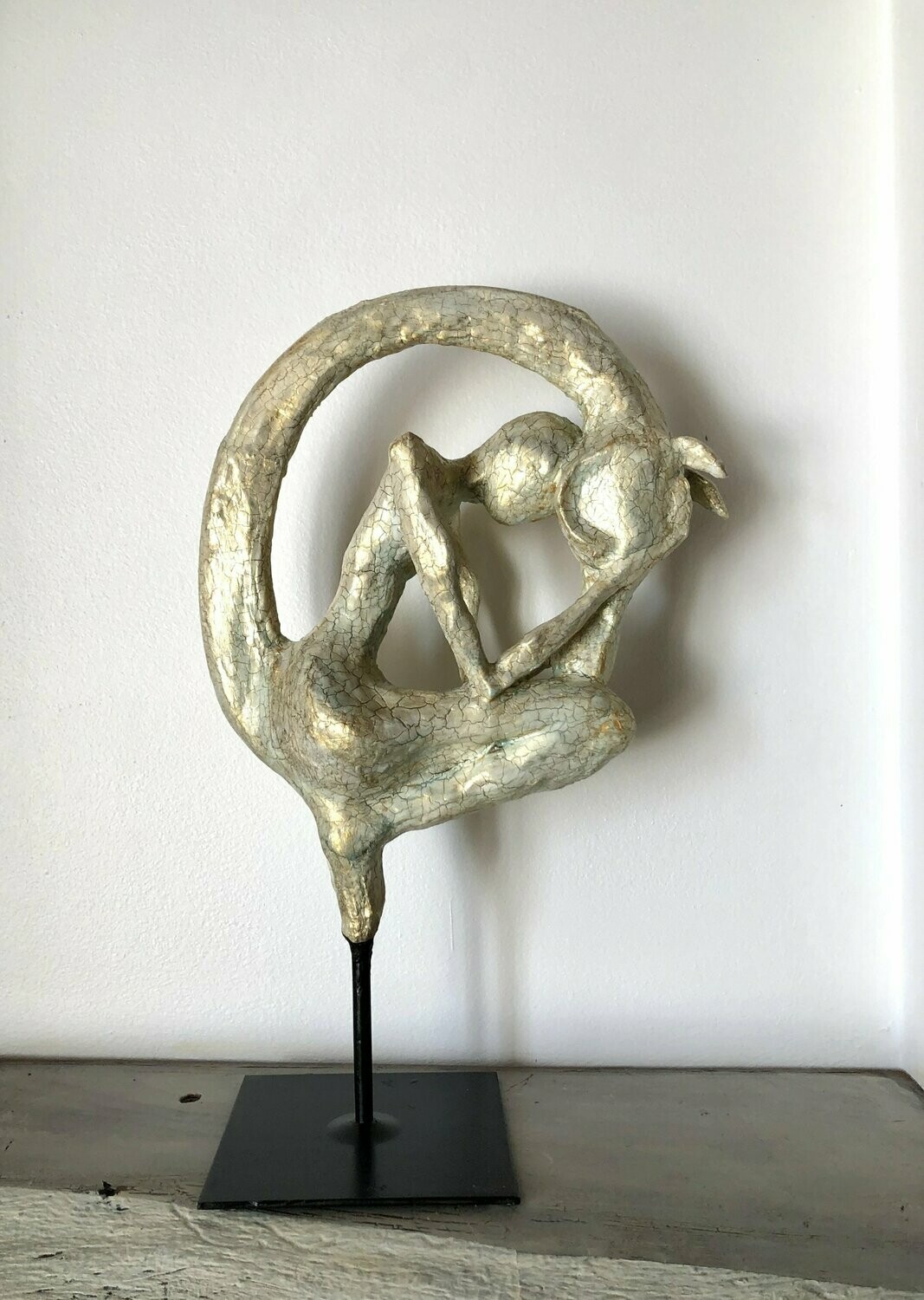 "Contre ton âme". Sculpture de 38cm de haut x 23 cm.
Sur support métallique. Divers techniques, résines et pigments naturels.