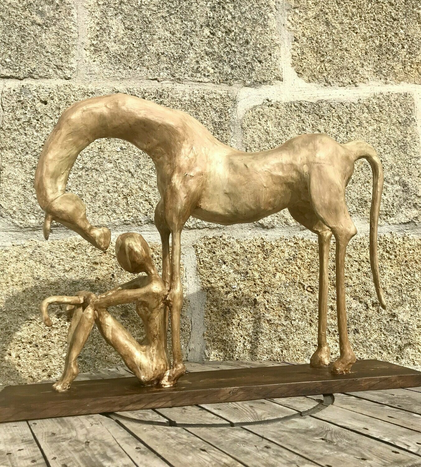 "Contre toi". Sculpture environ 80 cm de long x 70 cm de haut.
Support bois, structure métallique, amalgame divers matériaux et résines, vernis... pigments naturels pour les tons.