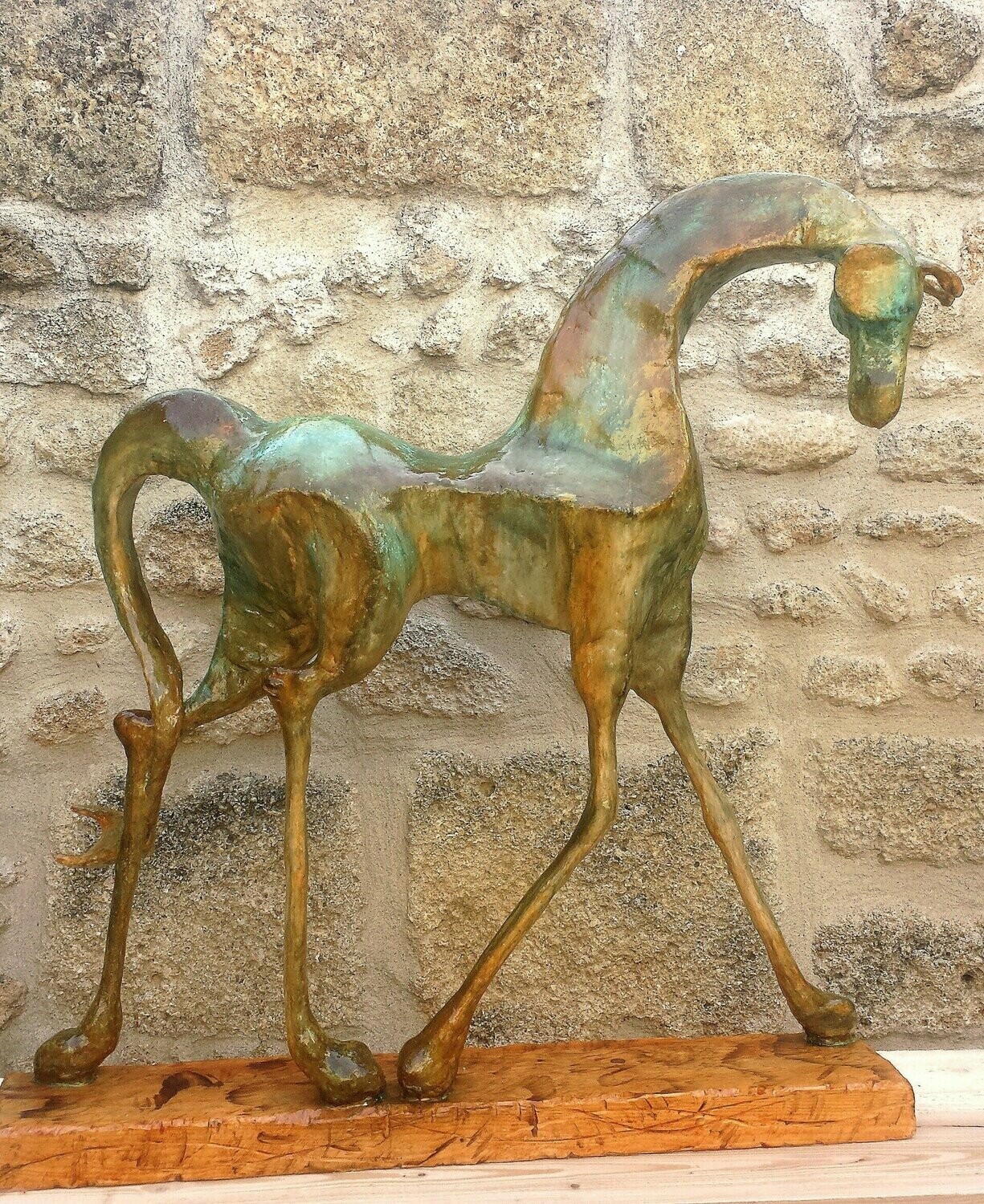 "Elégance".
Grande sculpture de 1m x 1m 
Technique divers, structure fils métalliques, amalgame divers matériaux et résines. Pigments naturels pour les tons.