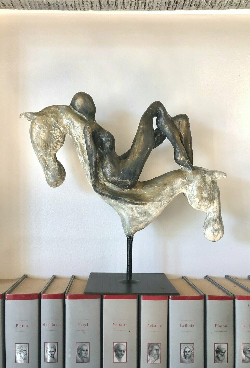 "Allongée sur votre amour".
Sculpture de 28 cm de haut.
Sur pied métallique, structure fil métallique et amalgame
divers matériaux, résines, et vernis.