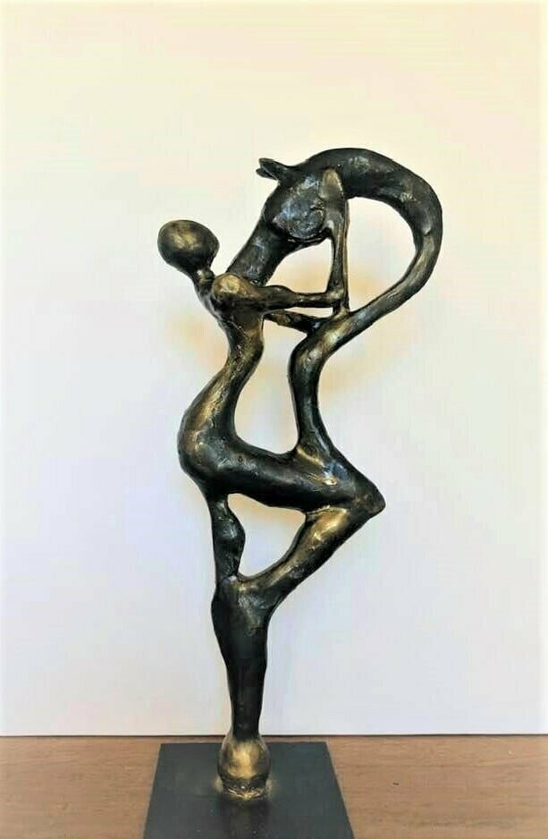 "Entrelacement".
Sculpture de 42 cm de haut sur socle métal.
Fil métallique tissé et amalgame divers matériaux
Résines, vernis, encres et poudre d'or.