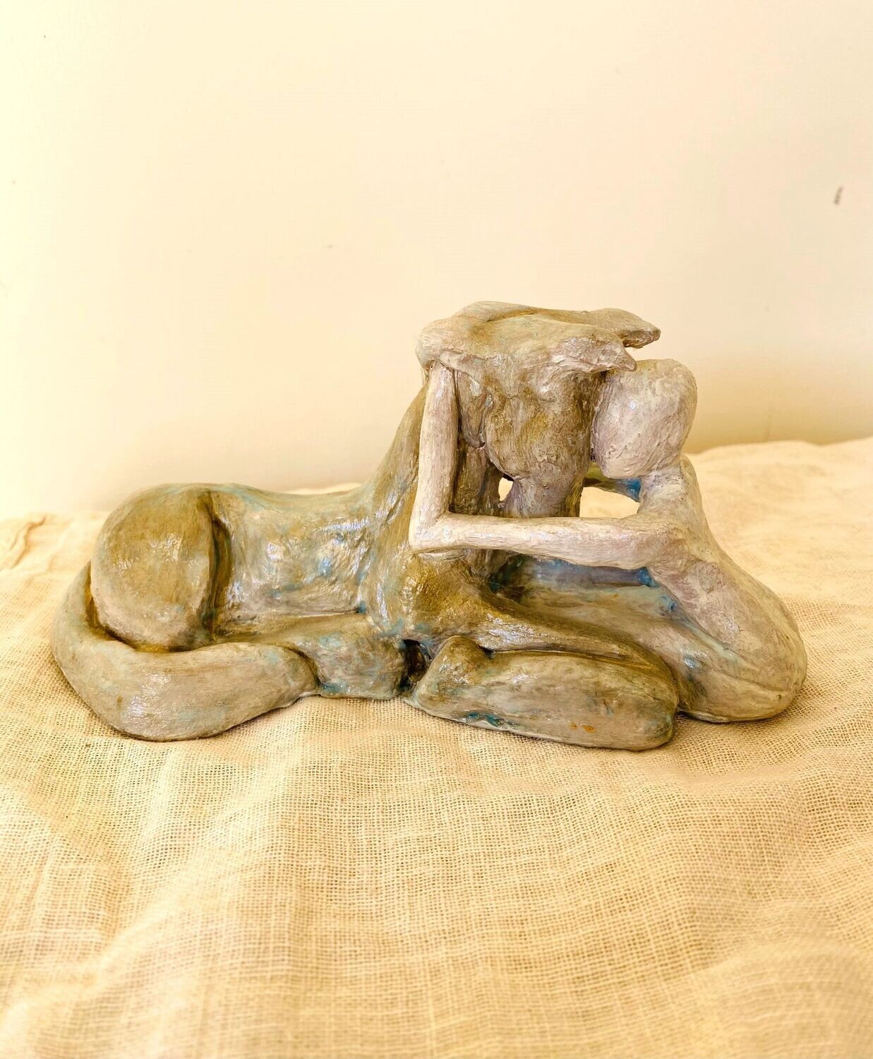 "Nous".
Petite sculpture argile et pigments naturels.
18cm de large et 9cm de haut.
