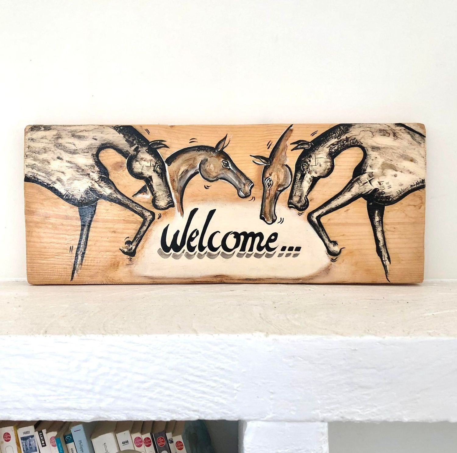 "Welcome". Sur une planche de 48,5cm de largeur et 19,5cm de haut x 2cm d'épaisseur. A fixer partout. Encres, acrylique.