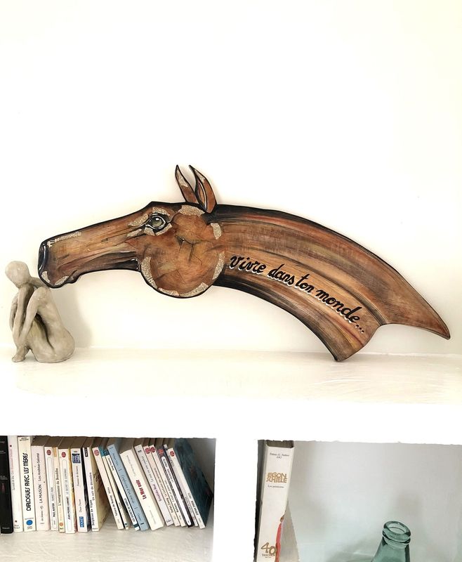 "Vivre dans ton monde". Très original. Sur une plaque de bois de 84cm env. de largeur, et env.30cm de haut. Pastels, fusains, encres, vernis. A fixer partout....