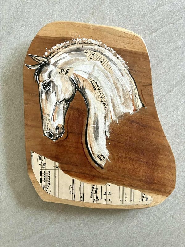 Plaque en bois exotique... Tête de cheval.  Plaque en bois exotique... Tête de cheval. "Acrylique, encre de chine, quelques collages, vernis. A fixer partout facilement, dans une entrée..., à offrir....... 26cm de haut x 21cm
