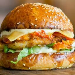 2 CRISPIPOLLO, LA 2ª HAMBURGUESA AL 50%. 2 CRISPIPOLLO, LA 2ª HAMBURGUESA AL 50%.