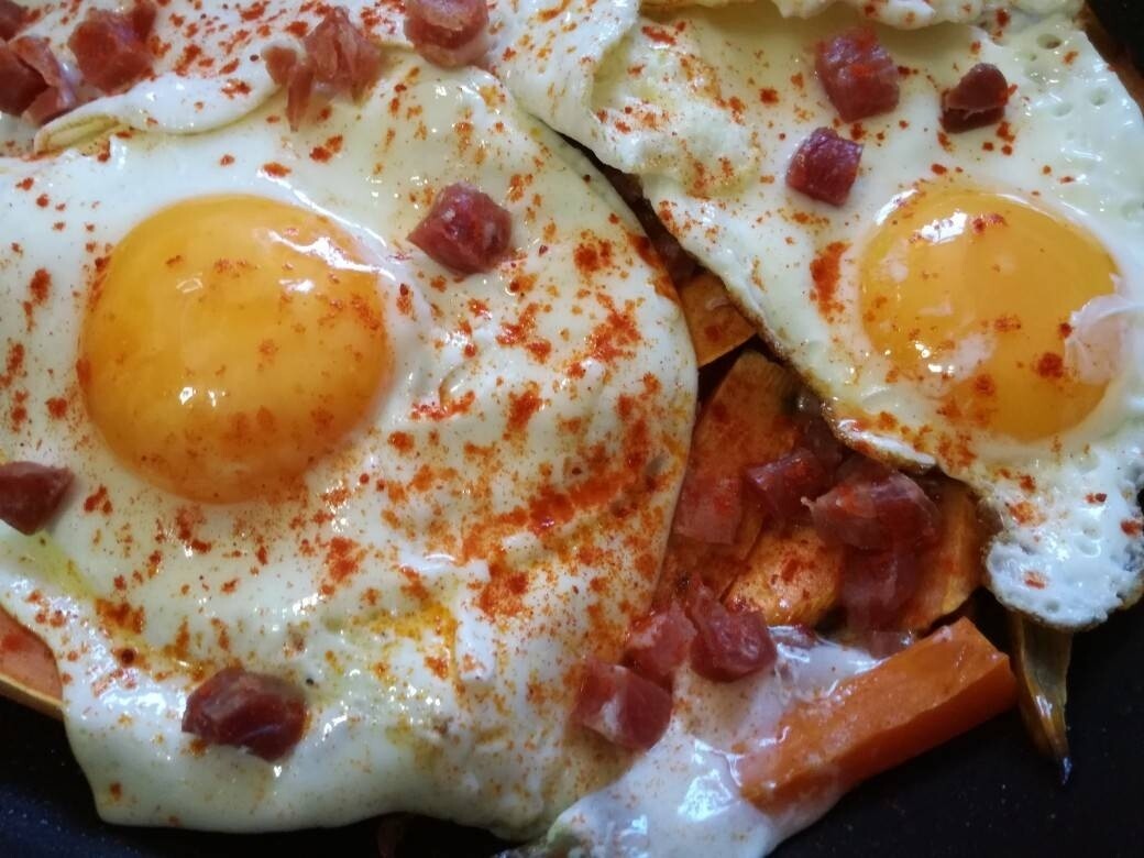 HUEVOS ROTOS CON TAQUITOS DE JAMÓN HUEVOS ROTOS CON TAQUITOS DE JAMÓN