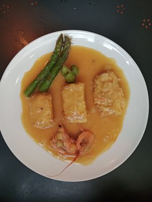 Lomitos de merluza con salsa de bogavante 🦞 y gambas