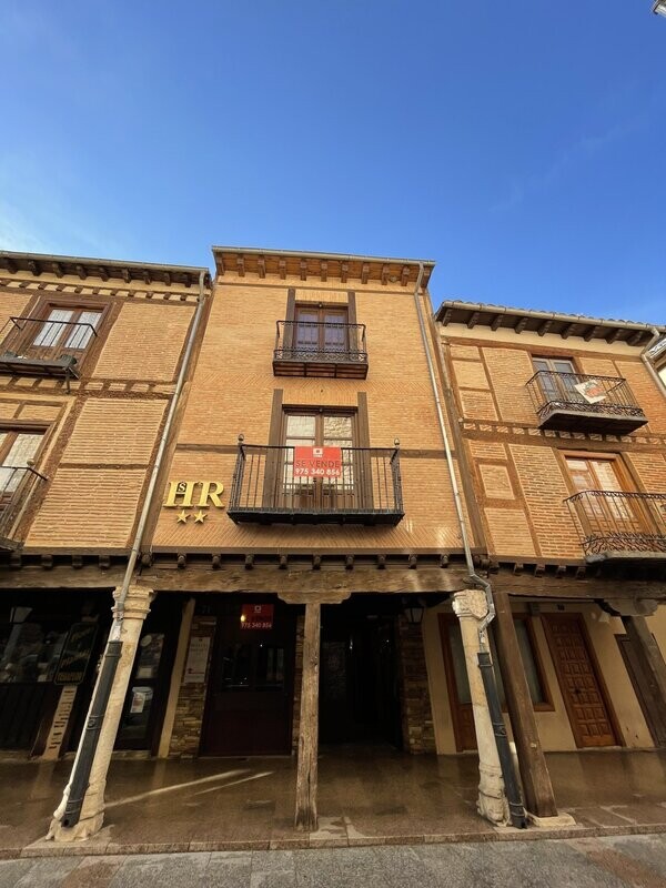 Venta de Inmueble de tres plantas dedicado a Ocio-Hostelería-Hotelero sito en Calle Mayor 71