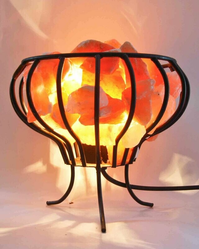 SalzLampe "Blume" gußeisern, weiß oder schwarz mit Kristallen im Metallständer (nur im Geschäft erhältlich)