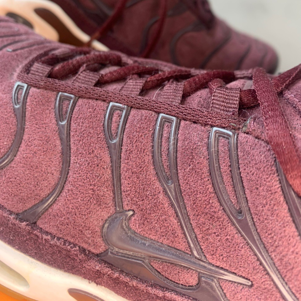 Burgundy nike tn sales