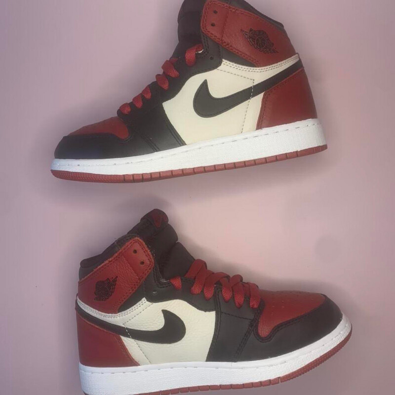 Nike Jordan 1 Mid - Bred