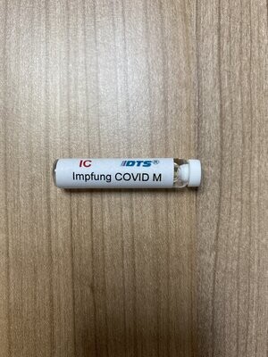 Testampulle Impfung COVID M