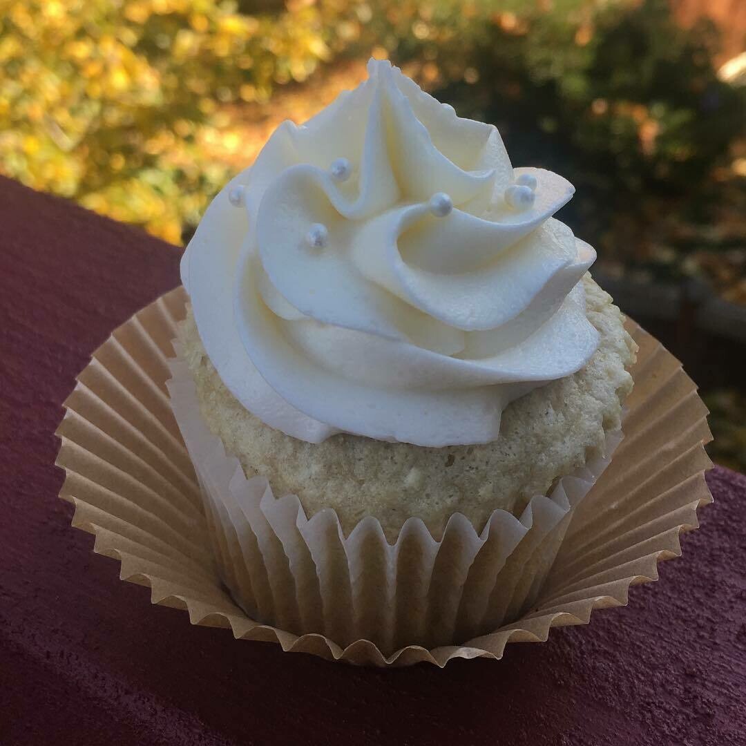 KETO VANILLA CREME CUPCAKES