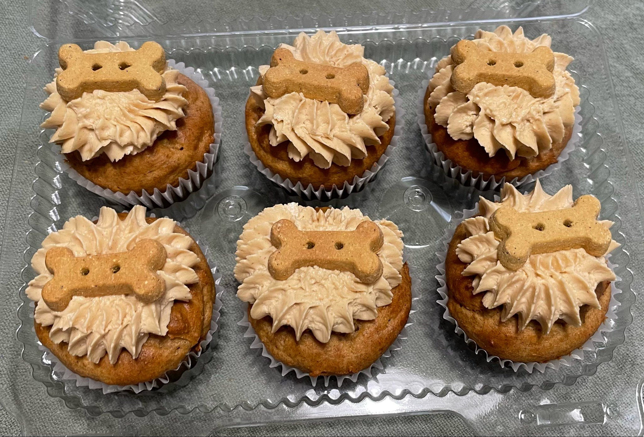 PEANUT BUTTER CARROT PUPCAKES