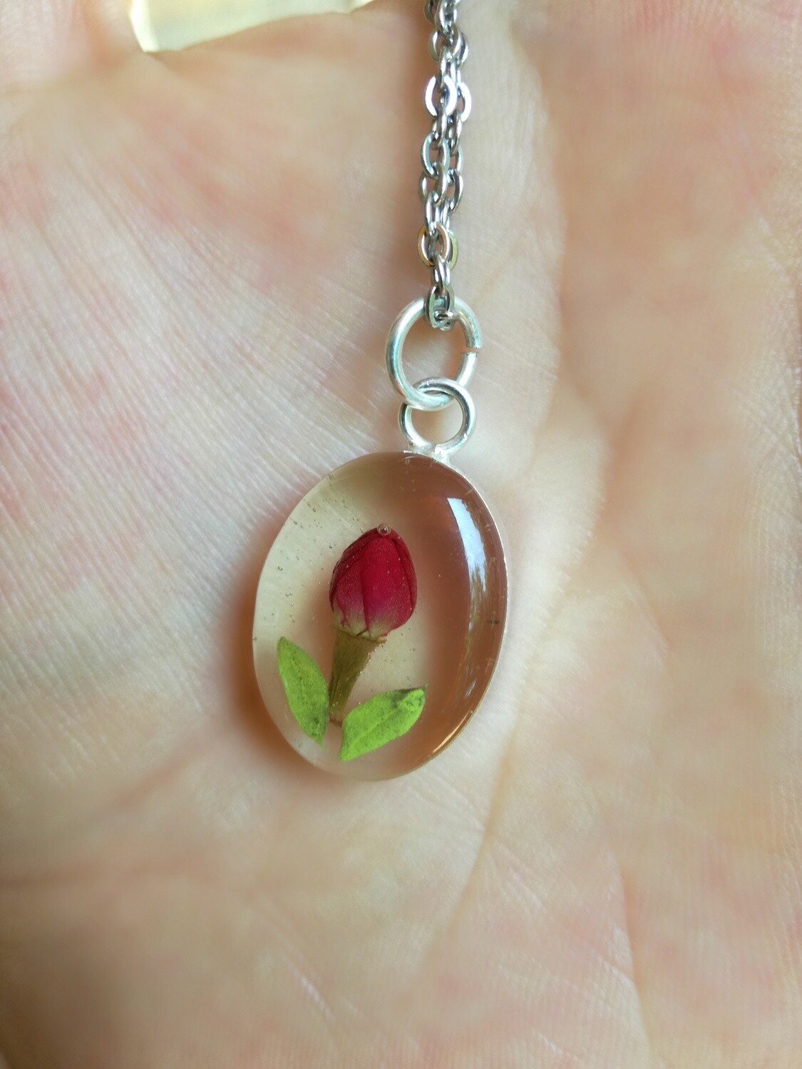 Dije Óvalo con Flor natural Rosa Roja Bebé