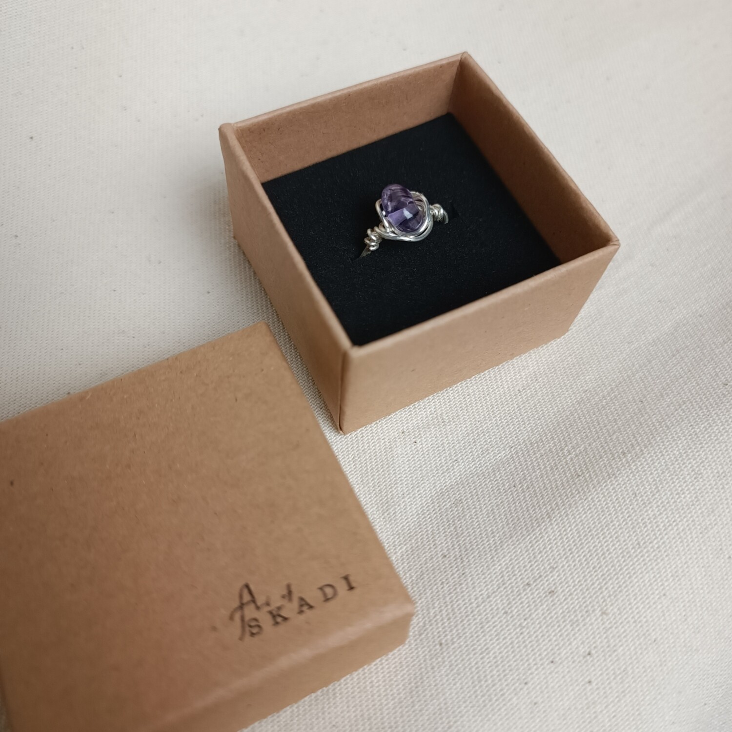 Silberfarbender Ring Gr.48 mit violetten Stein