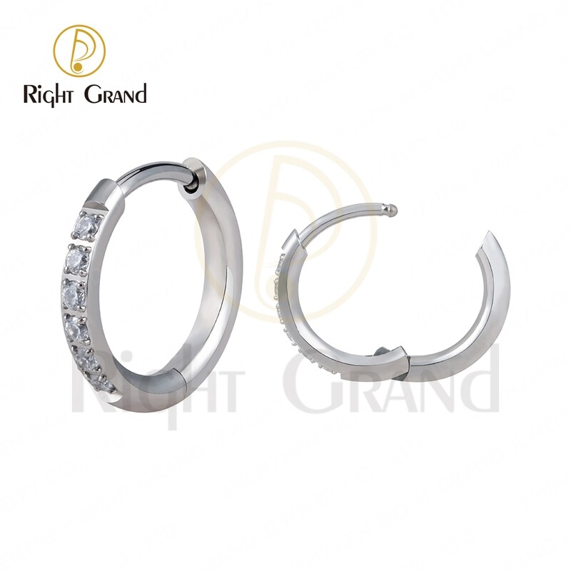 Right Grand One Pair Implant Grade ASTM F136 Titanium Claw Setting Clear Cubic Zirconia Huggies Hoop Earrings For Unisex