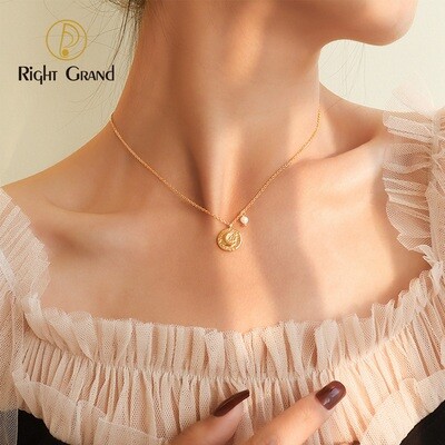 Right Grand  Romantic Moon Round Coin Pendant 18k Gold Freshwater Pearl Necklace Trendy Ins Female Clavicle Chain Titanium Steel jewelry