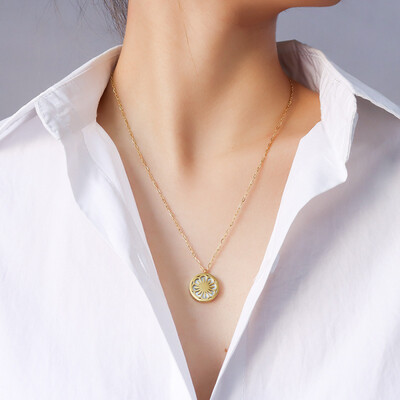 Right Grand Fashion European and American Ins Winter Christmas Niche Sweater White Shell Daisy Flower Pendant Necklace Female Jewelry