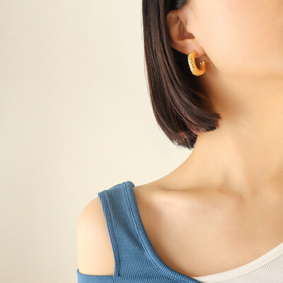 Right Grand New Fashion Unique Design Women Jewelry Bump Embellishment C Shaped Stainless Steel Hoop Earrings 18K Gold Plated
