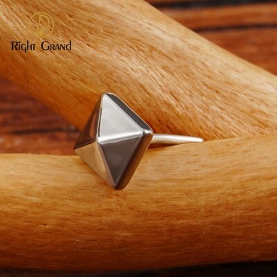 Right Grand ASTM F136 Titanium Threadless Push Pin Pyramid Top End for Tragus Helix Cartilage Conch Nose Stud Ring Piercing