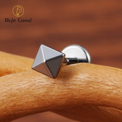 Right Grand ASTM F136 Titanium Faceted Square Threadless Stud Earring 3D Pyramid Cartilage Helix Flat Back Labret Piercing