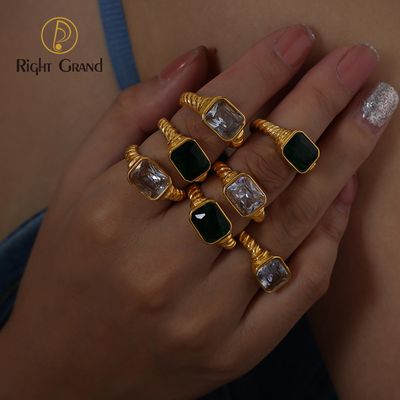 Right Grand 2024 Fashion Jewelry Rings Texture Twist Shape Inlaid with Glass Stone Stainless Steel Gold Plated Ring