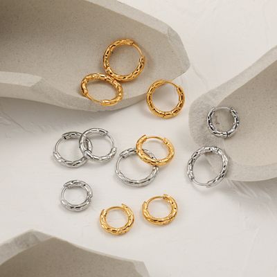 Right Grand Wholesale Stainless Steel Jewelry Gold Plated Small Round Huggie Hoop Hammered Pattern Earrings