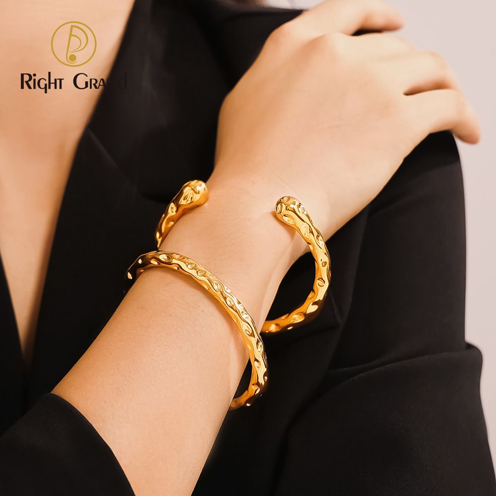 Right Grand Vintage Luxury Non Tarnish Jewelry  Stainless Steel Pvd Gold Plated Chunky Bangles Hammered Pattern Open Cuff Bracelet