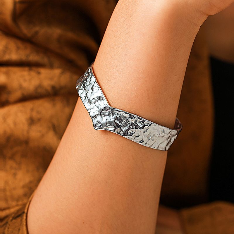 Right Grand New Design Fashion Jewelry Women Stainless Steel PVD Gold Plated Uneven Hammered Wide Open Chunky Hand Cuff Bracelet