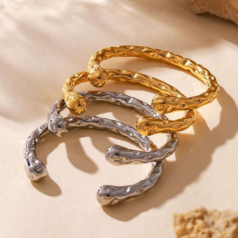 Right Grand Vintage Luxury Non Tarnish Jewelry  Stainless Steel Pvd Gold Plated Chunky Bangles Hammered Pattern Open Cuff Bracelet