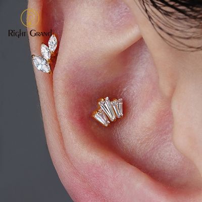Right Grand ASTM F136 Titanium 16G Internal Thread Triple Baguette CZ Crown Monroe Labret Stud Cartilage Helix Conch Stud Earlobe Piercing