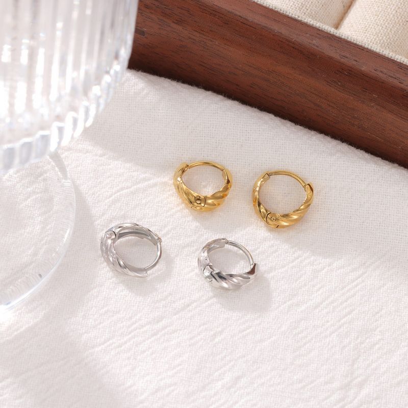 Right Grand Twisted Circle Jewelry 18K Gold Plated Earrings Stainless Steel Geometric Twist Fashion Hoop Earrings for Women