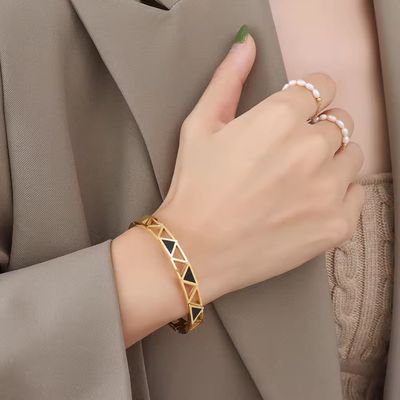 Right Grand High Quality New 18K Gold Plated Triangle Acrylic Hollow Bracelet Stainless Steel Bangles Jewelry Women