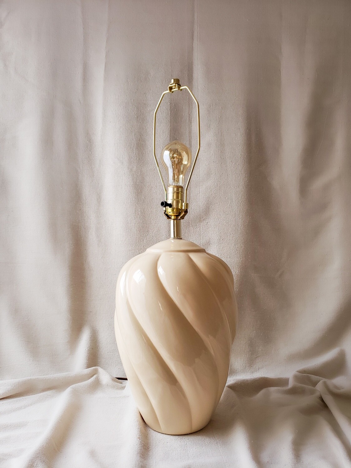 Vintage 80's Art Deco Beige Ceramic Swirl Table Lamp