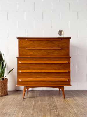 Vintage Mid-Century Modern United Furniture Co. Walnut 5-Drawer Tallboy Dresser w/ Sculpted Pulls