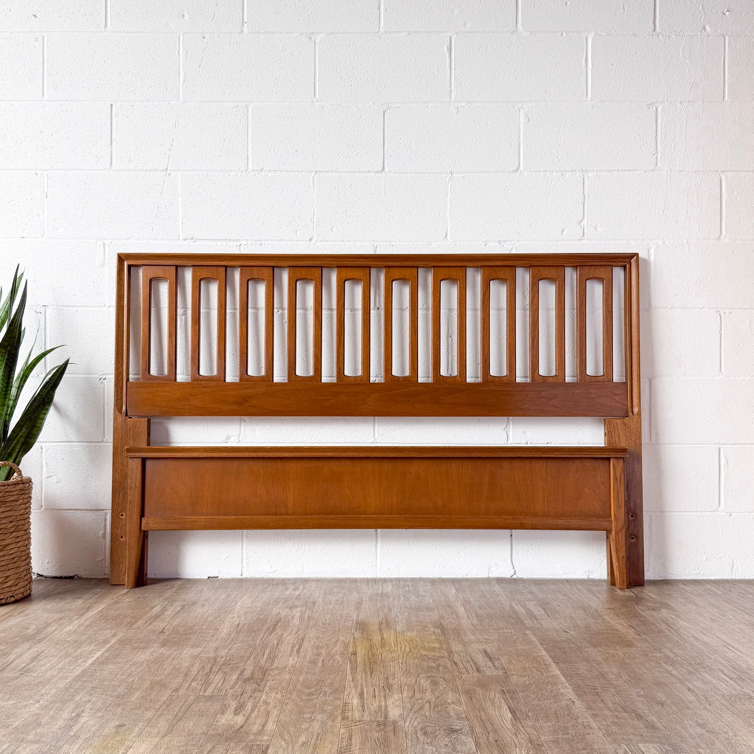 Vintage Mid-Century Modern Thomasville Walnut Queen Headboard &amp; Footboard Set | Consignment