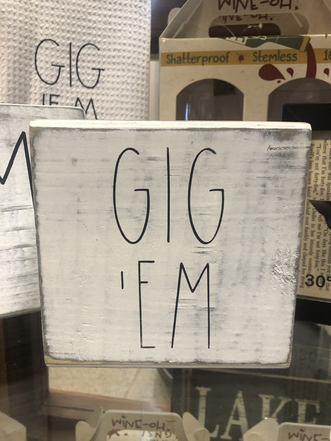 "Gig'Em" Shelf Sitter