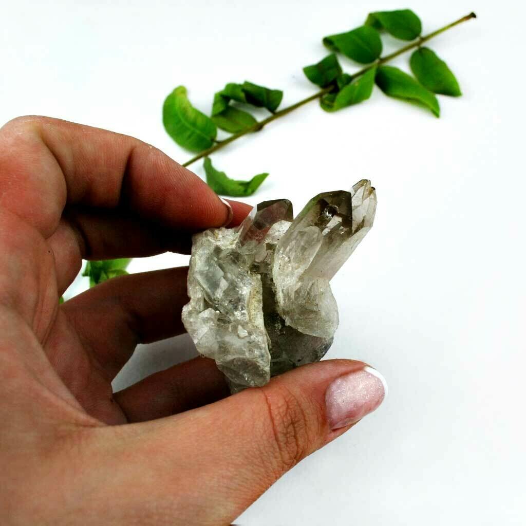 Formación generadora natural de cuarzo ahumado pequeña