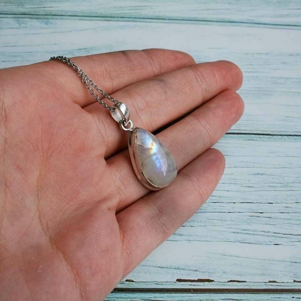 Colgante gota de piedra luna en plata de ley 925