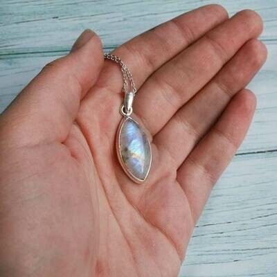 Colgante hoja de piedra luna en plata de ley 925