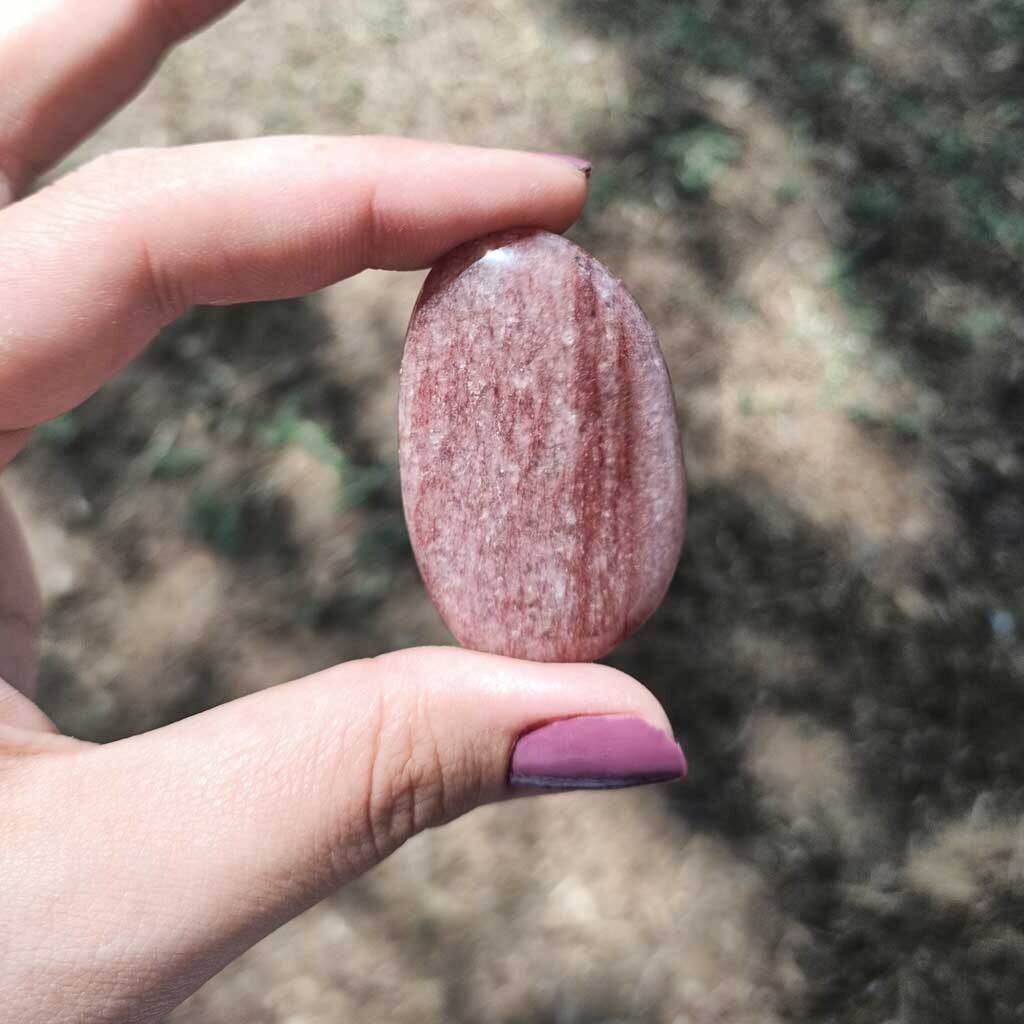 Rodado plano de lepidolita