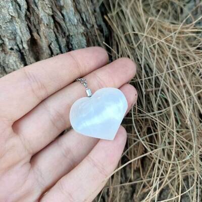 Colgante corazón de selenita