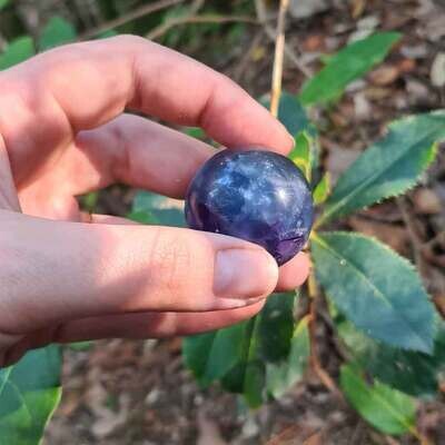 Esfera de fluorita arcoíris azulada extra