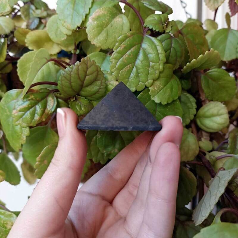 Pirámide de shungit 4,5 x 4,5 pulida